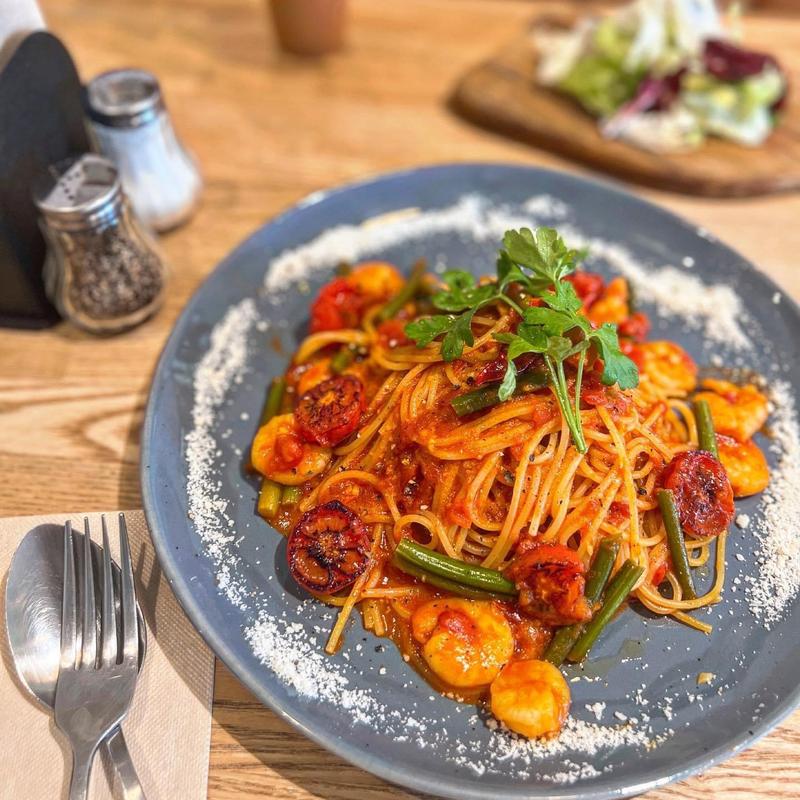 海老と焼トマト＋ニンニクの芽のtomatoソース(5 waters cafe)