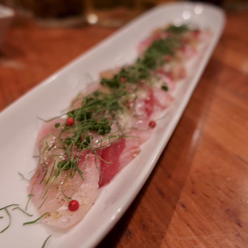 近海魚のカルパッチョ 島の野草と自家製ソース(森の賢者 （もりのけんじゃ）)