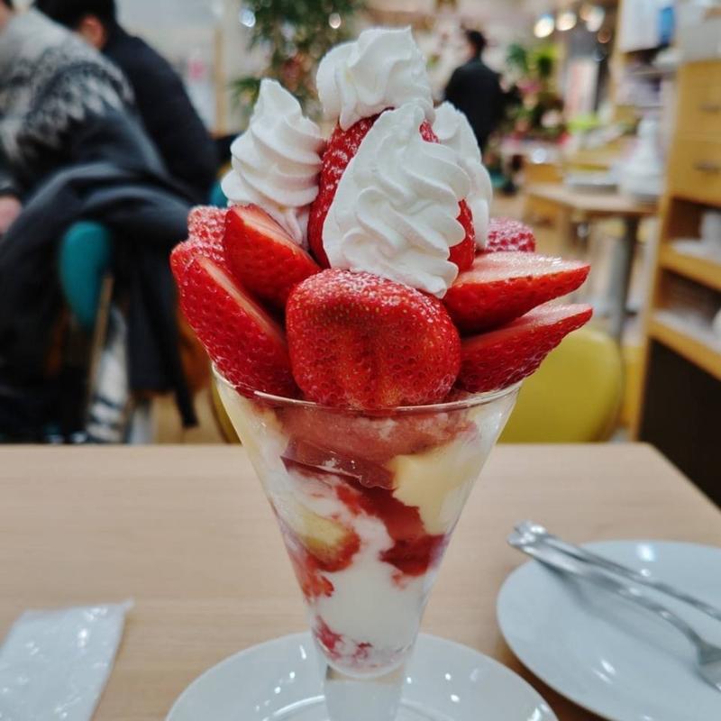 イチゴのパフェ(フルーツパーラー 弘法屋 池下店)