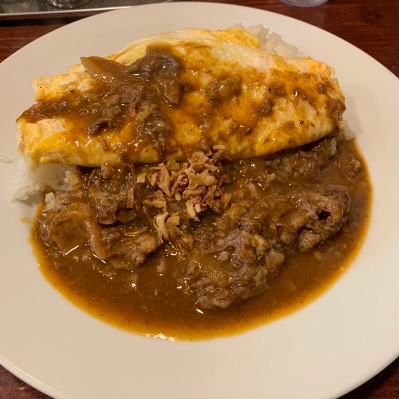 牛すじカレーブラウンソースオムチーズのせ(ブラウニー)