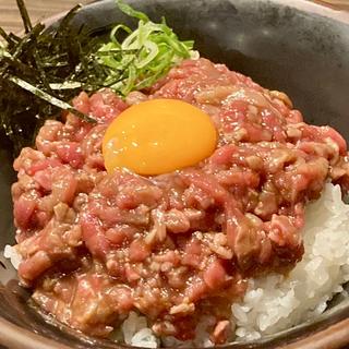 炙りユッケ丼　増230g(精肉・卸の肉バル Sanoso)