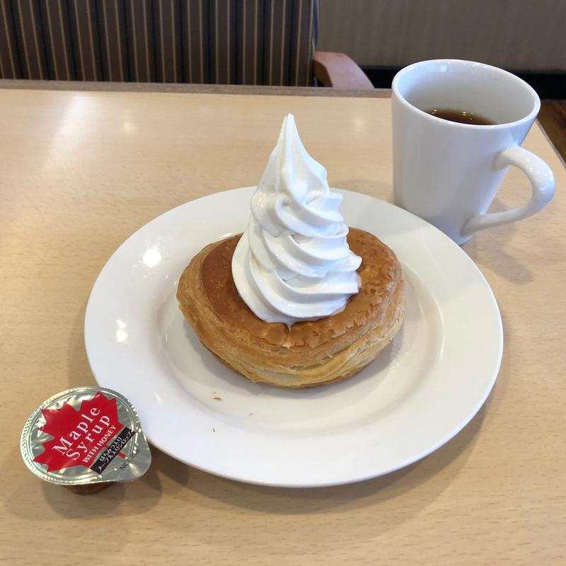 焼きたてデニッシュ ソフトクリーム添え（はちみつ入りメイプルシロップ付き）(ジョナサン 足立入谷店)