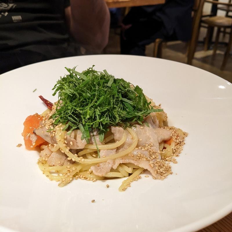 豚バラとトマトと大葉のペペロンチーノ(Locanda Trattoria )