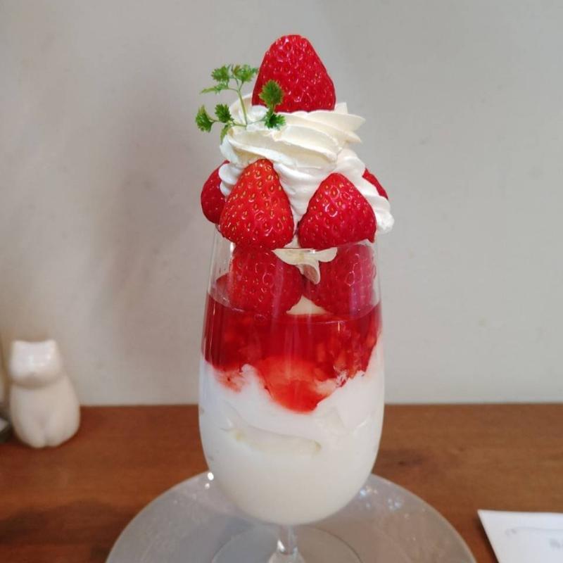 苺みるくパフェ(Funnys Cafe)