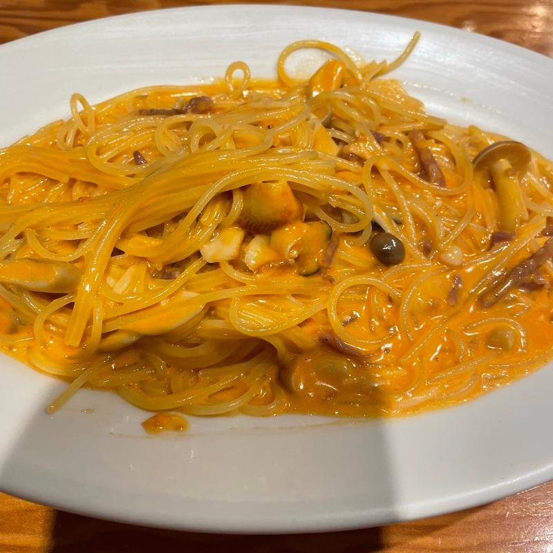 キノコとトマトクリームのスパゲッティ(ギィオットーネ （GHIOTTONE）)