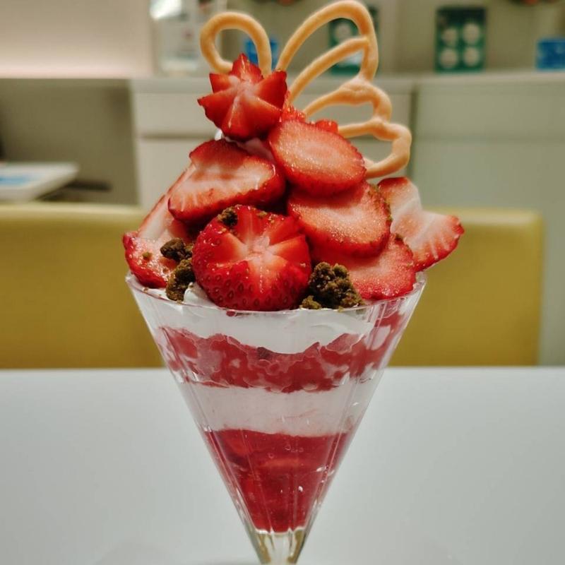 苺のパフェ(タカノフルーツパーラー JR名古屋高島屋店)