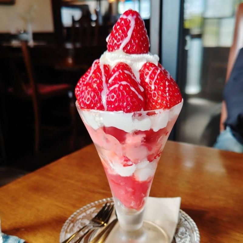 イチゴのパフェ(ジゅんべりー Cafe)