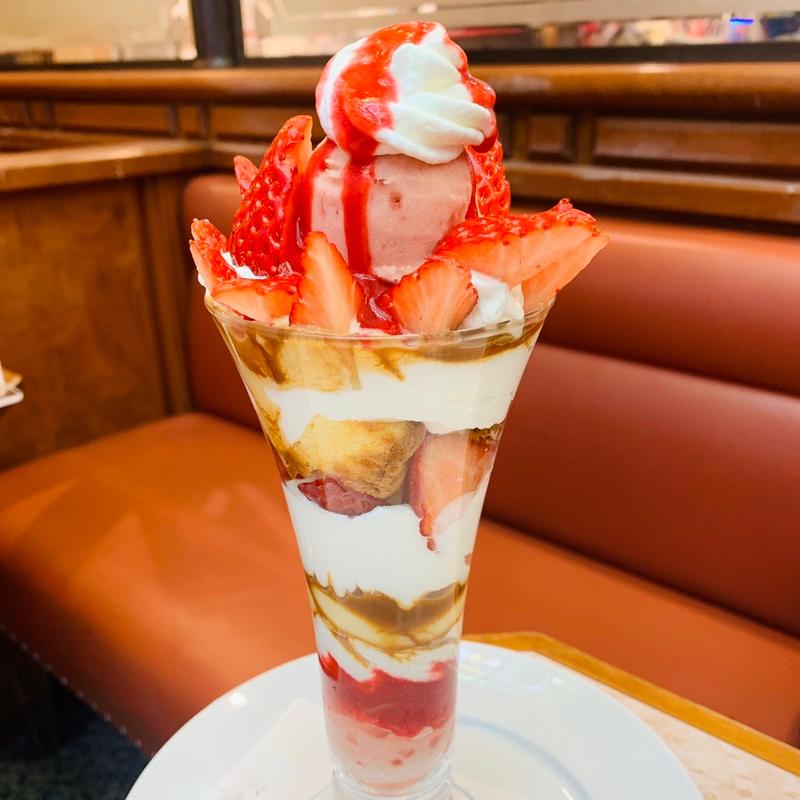 苺の春パフェ　カスタード&キャラメルソース(銀座コージーコーナー)