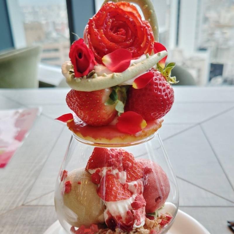 あまおう苺とバラのパフェ(Johnnie's Brasserie)