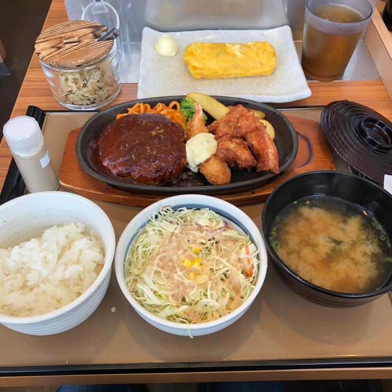 ハンバーグ、エビフライ、唐揚げの人気トリオ定食(やよい軒 フレスポ恵み野店)