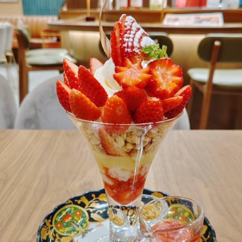 いちごパフェ(みのるダイニング)