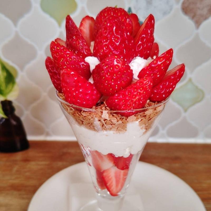 たっぷりいちごパフェ しろ(niwa cafe)