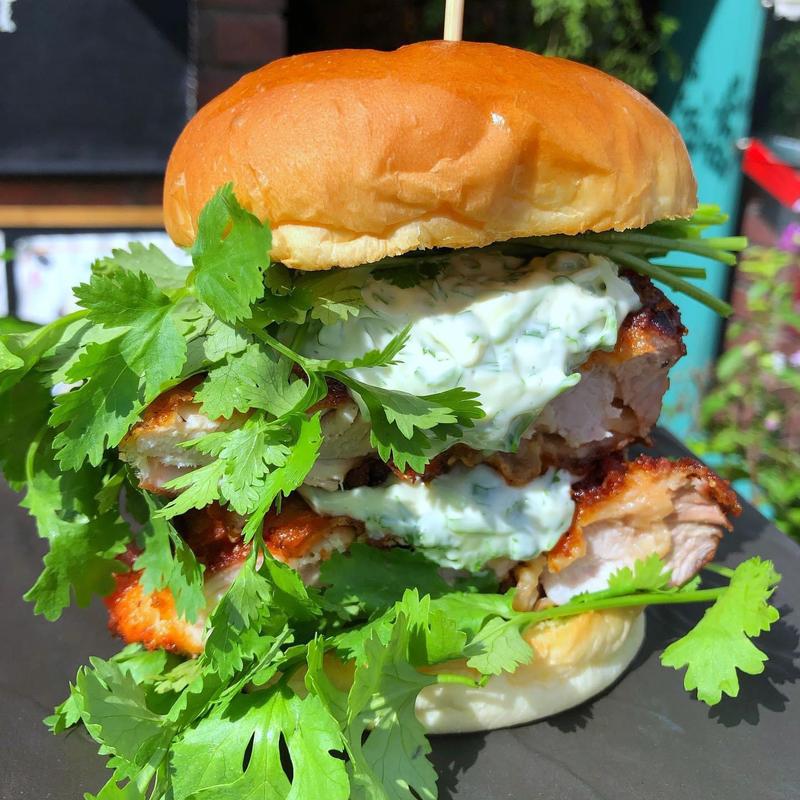 パクチーとクリスピーチキンサンド(コーヒー＆トースト)