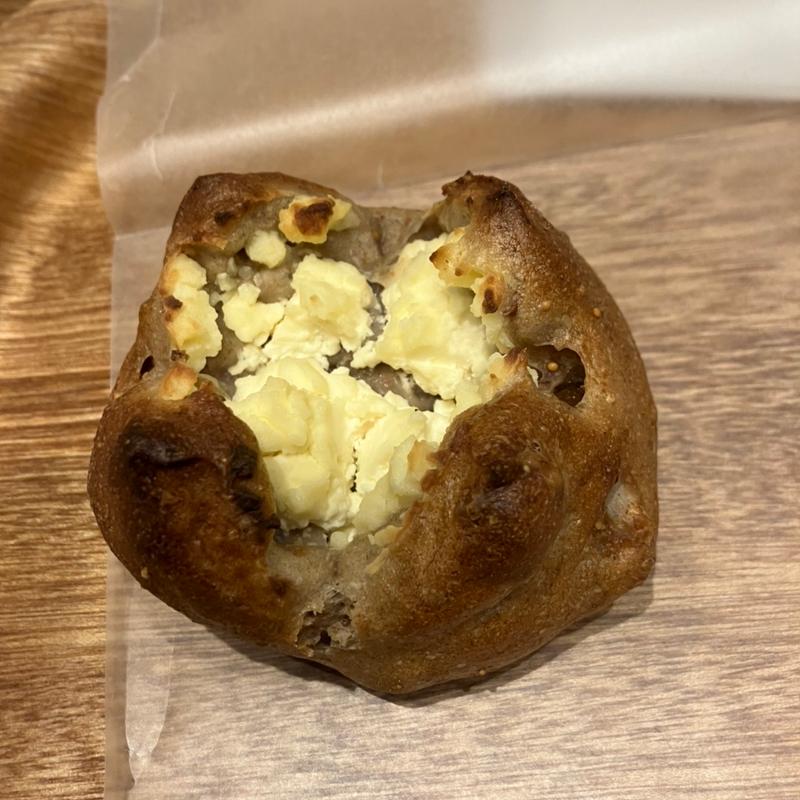 くるみといちじくのクリームチーズカンパーニュ(BOUL'ANGE(ブール アンジュ) 大同生命札幌ビル店)