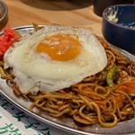焼きそば目玉焼き乗せ