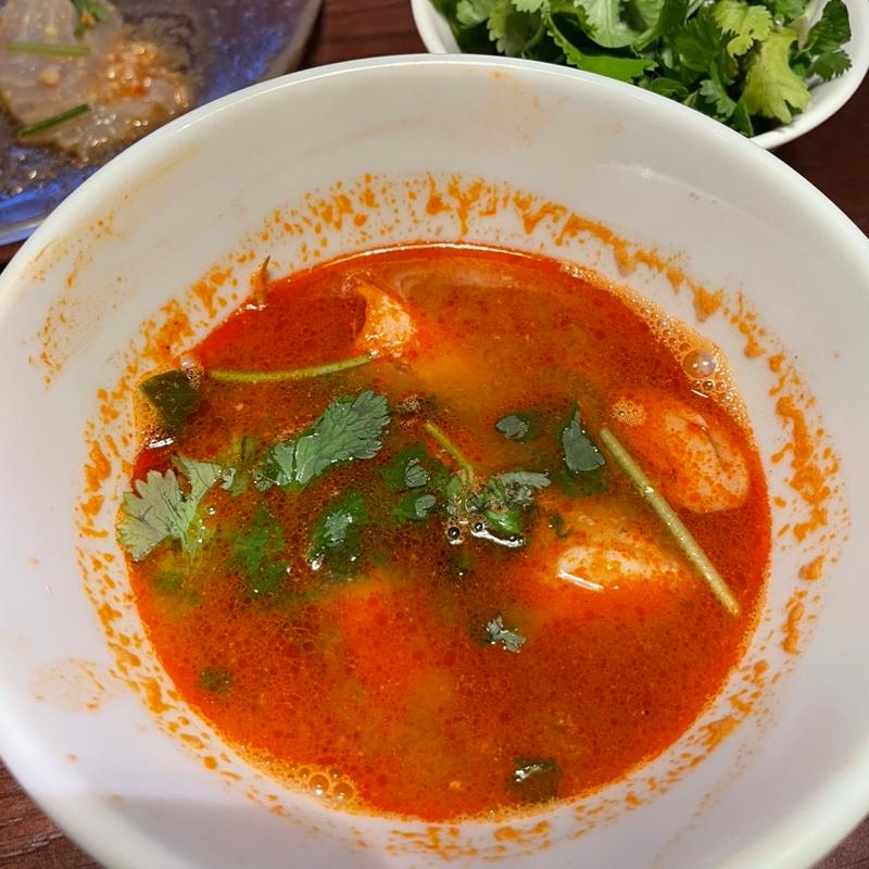 鯛カマと有頭エビの漁師風トムヤムクン (プーケットオリエンタル 日比谷)