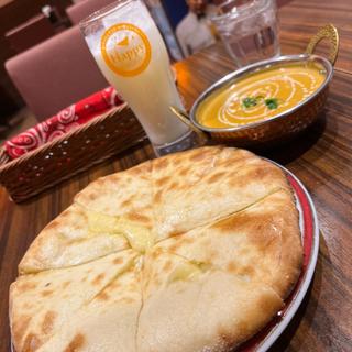 チーズナン(ネパール&インド料理レストラン Happy 田町店)