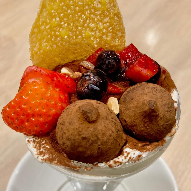 いちごとベリーのティラミスパフェ〜カカオトリュフ添え〜(ガスト 布施店 )