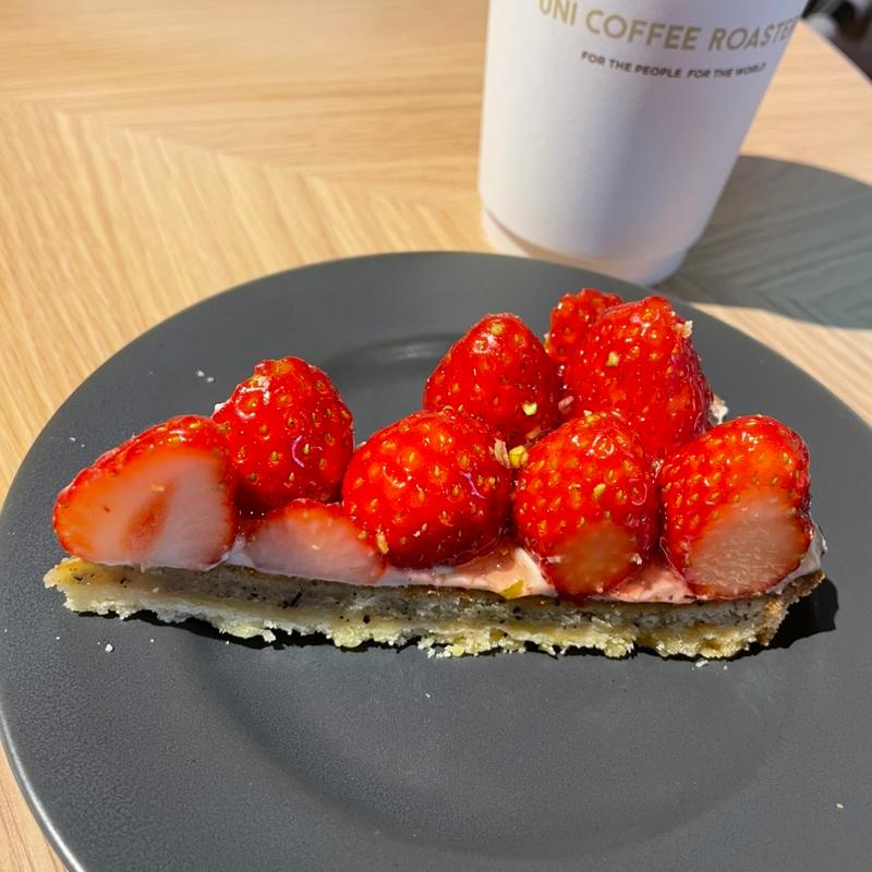 完熟いちごと紅茶のタルト( UNI COFFEE ROASTERY)
