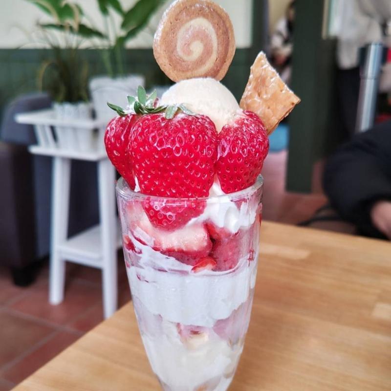 いちごのパフェ(いちごの丘)