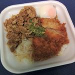 牛すき焼きとチキンカツの合い盛り丼弁当