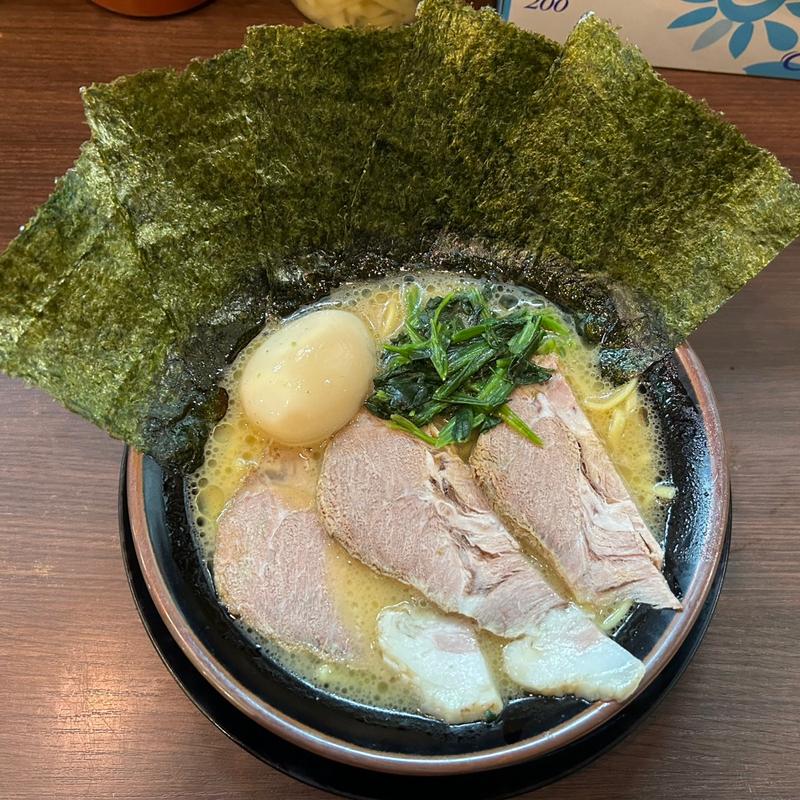 デラックスラーメン(家系ラーメン頂㐂家牧野店)
