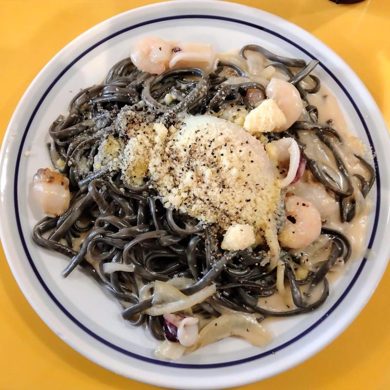 自家製イカスミ麺シーフードカルボナーラ(関谷スパゲティ )