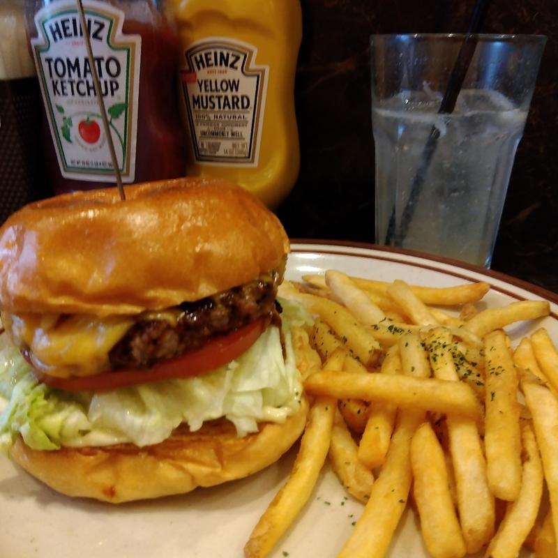 チーズバーガー（ポテト付き）(グッド マンチーズ （GOOD MUNCHIES）)