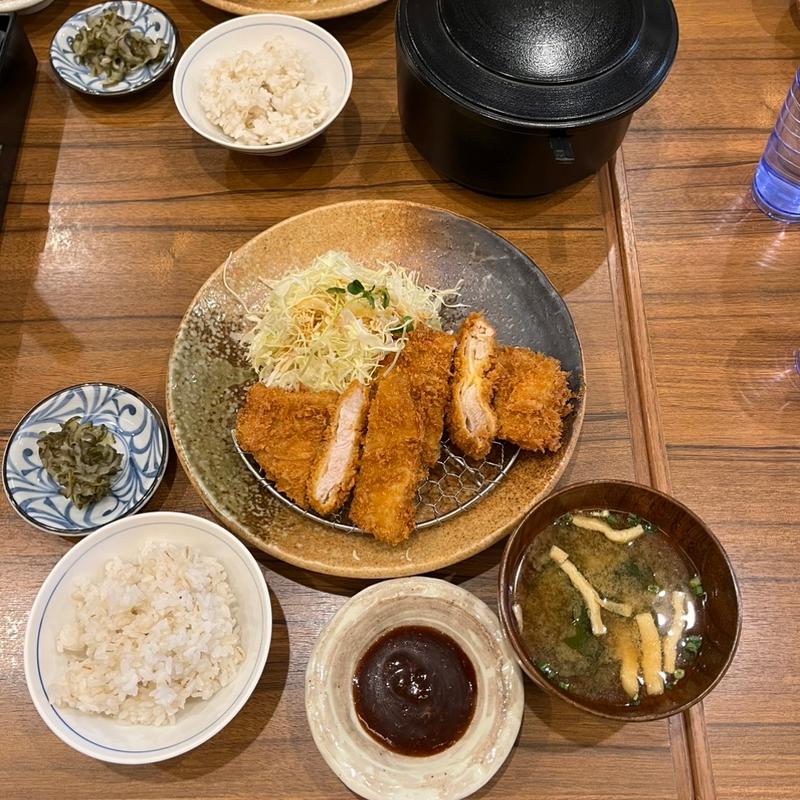 ロースカツとチキンカツ定食(かつかつとんとん )
