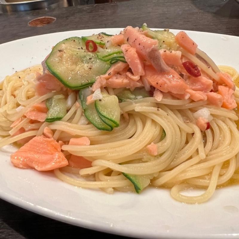 サーモンとズッキーニのパスタ(コムギラボ ピッツァ&手打ちパスタ)