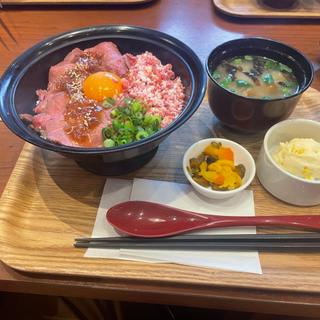 牛とろ&ローストビーフ丼(北海道キッチンYOSHIMI 越谷レイクタウン店)