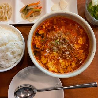 スンドウフ（純豆腐）チゲ定食(焼肉韓国料理・峰家)