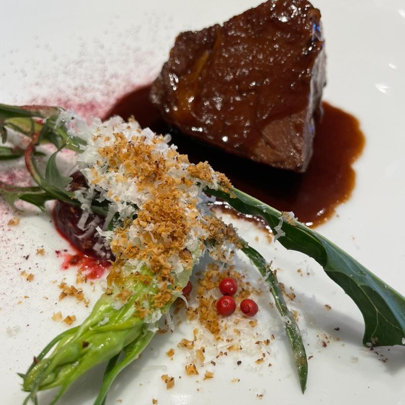 牛肉肩肉ビーツソース(Restaurant TOYO Tokyo)