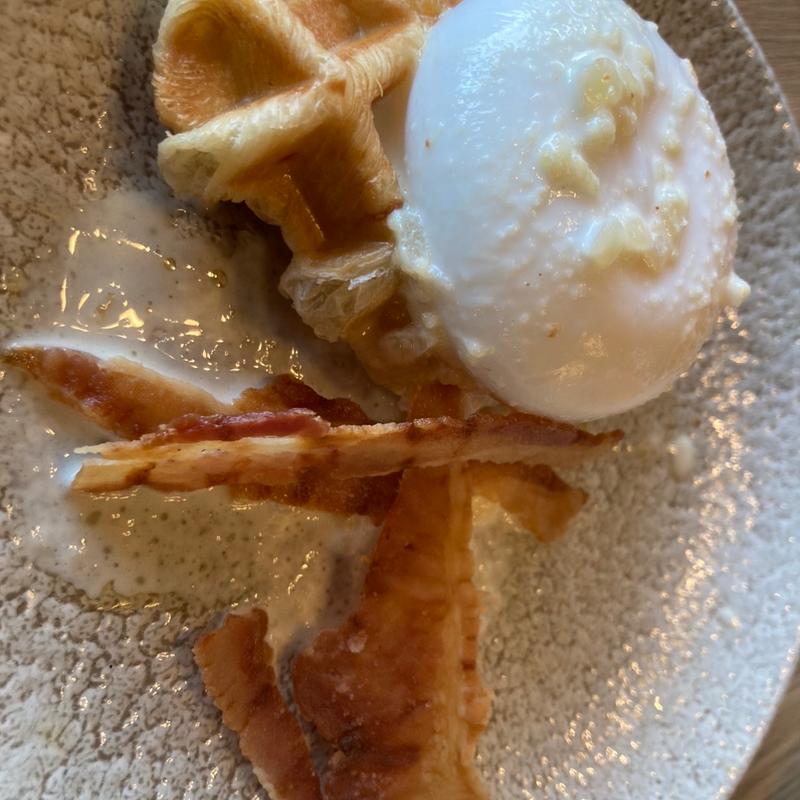 クロワッサンワッフルベネディクト(クワッチー(QWACHI))