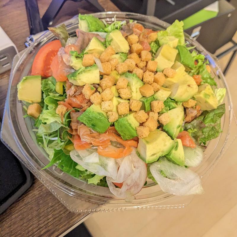 サーモンとアボカドのサラダ(和風サラダ専門店 WASARA)