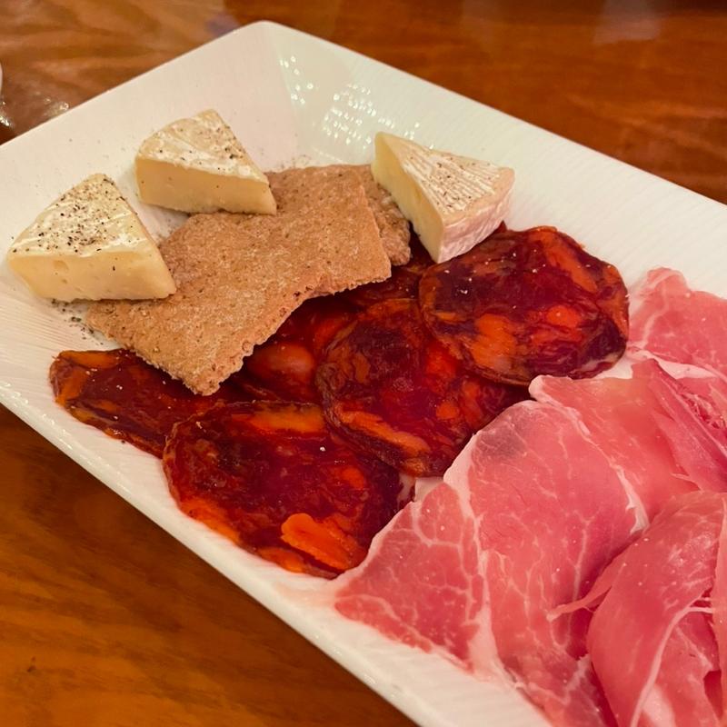 カマンベールチーズのカナッペ&イベリコ豚のチョリソー&生ハム(ロボス 日比谷店)