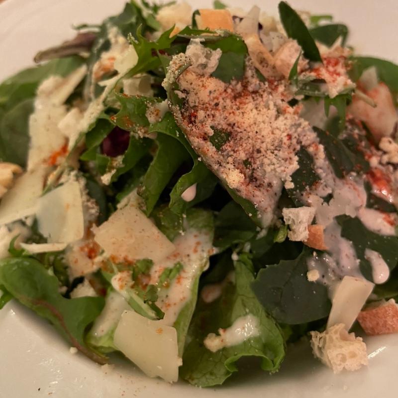 スペイン産チーズ"マンチェゴ"のシーザーサラダ(ロボス 日比谷店)