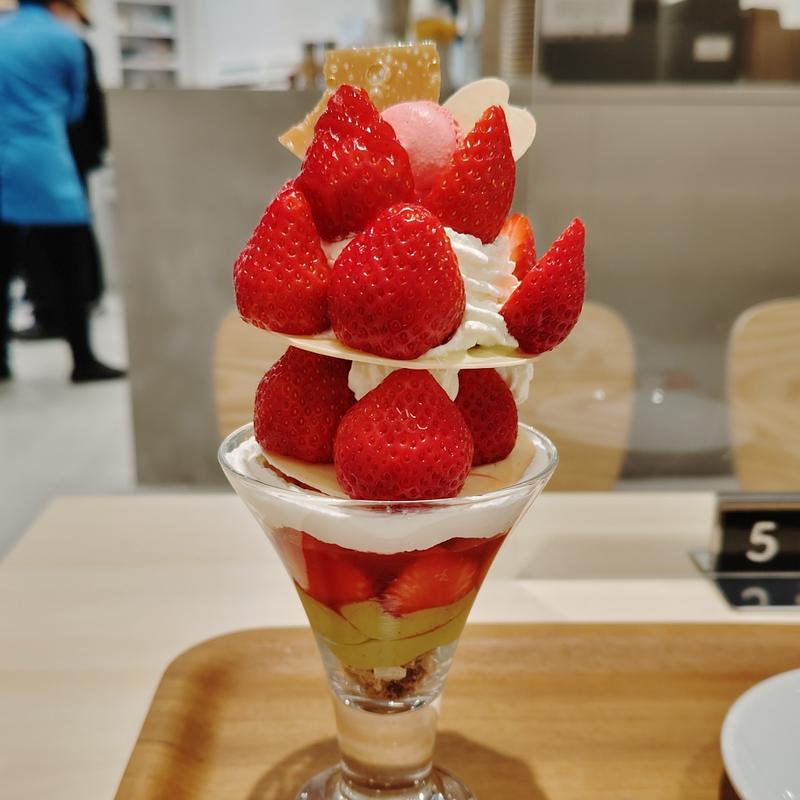 あまおう苺の楽園パフェ(おかしな大地 from farm to spoon)