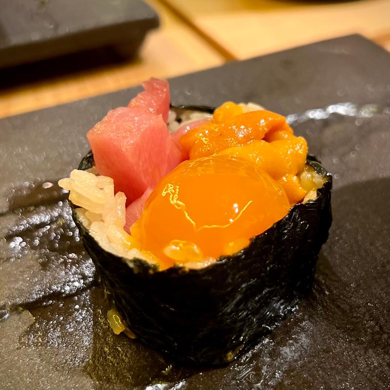 マグロ、卵黄醤油漬け(鮨よしかわ)