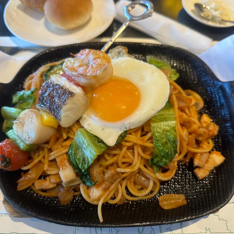 鉄板ナポリタンスパゲティ 魚介のプロシェット添え(カフェ クベール)