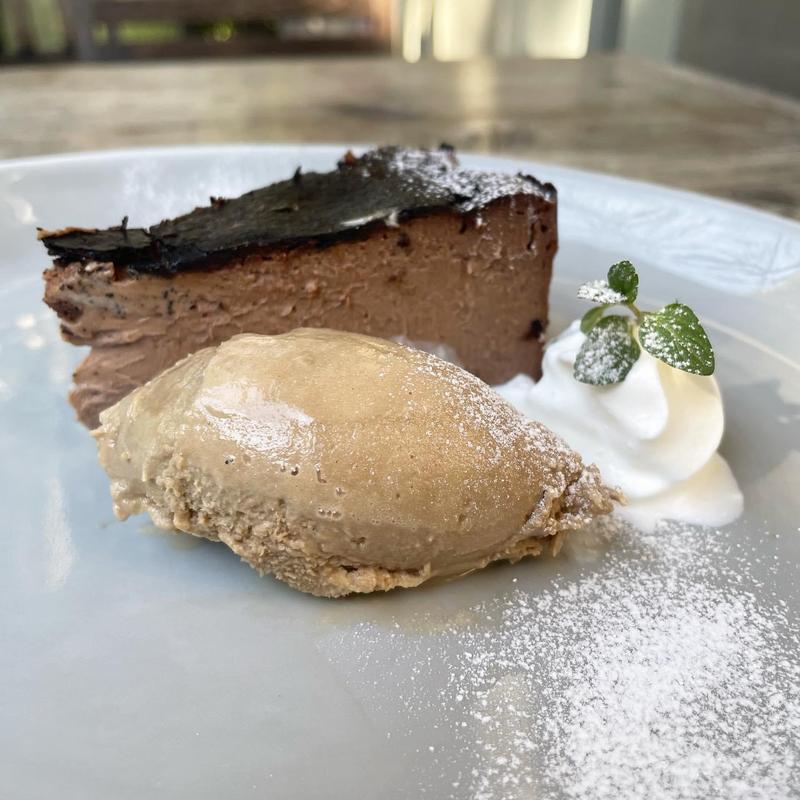 チョコチーズケーキ カプチーノのアイスクリーム添え( TOLO COFFE&BAKERY(トロ コーヒーアンドベーカリー))