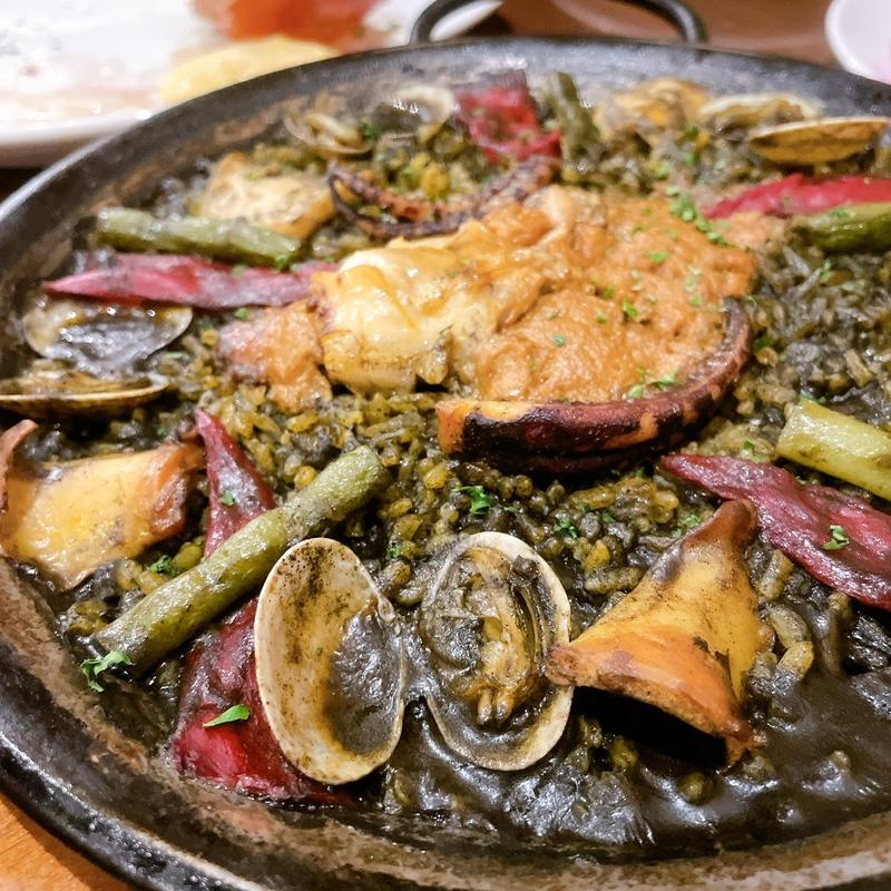 イカ墨と肝のパエージャ(ボデガス ガパ)