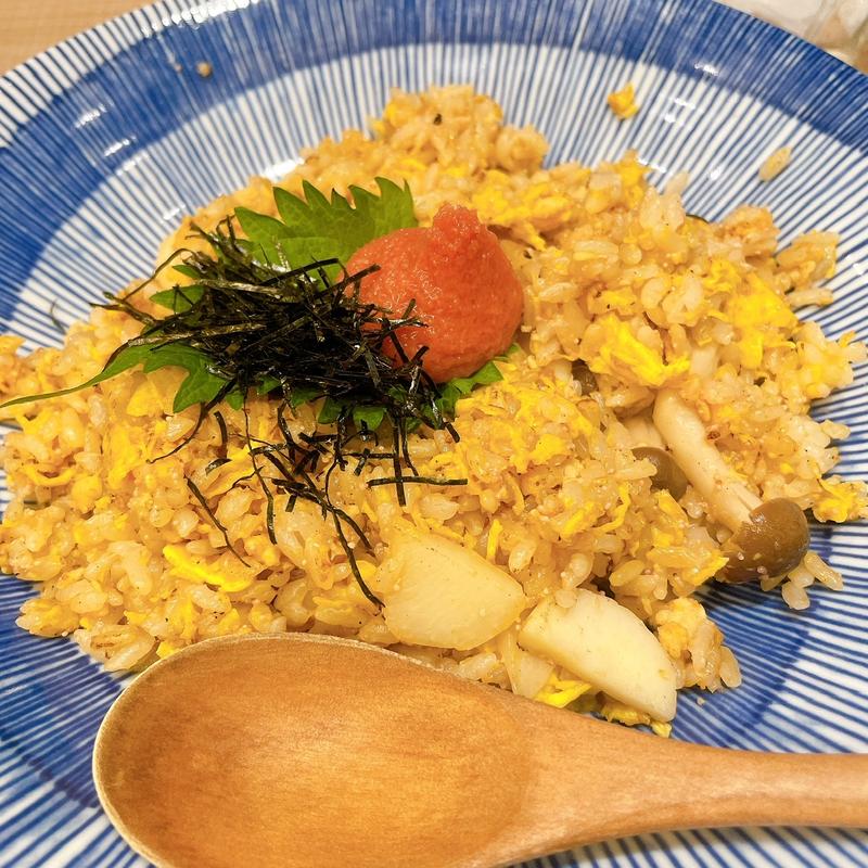 たらことしめじのバター醤油炒飯(ロンフーダイニング アスナル金山店)