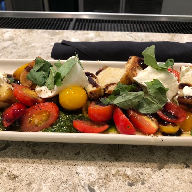 エアルームトマトとブッラータチーズ(Habitant)