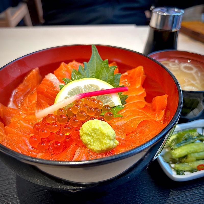 信州そばとアルプスサーモン(三文魚) 清流丼(明治亭 長野駅店)