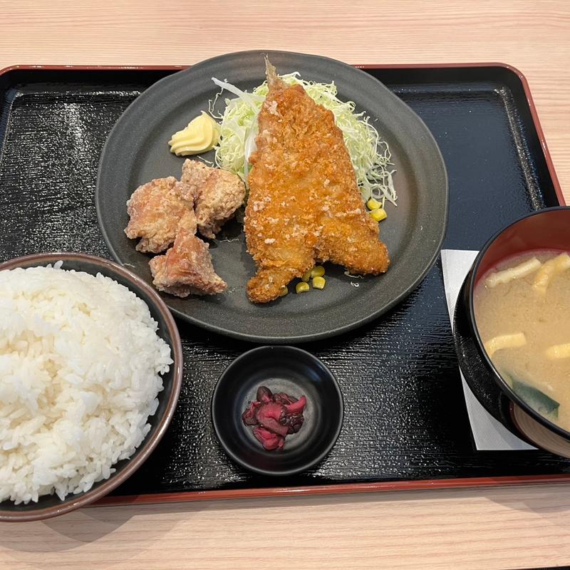 唐揚げ・アジフライ定食（大ご飯）(お食事処 くろだるま 福岡木の葉モール橋本店)