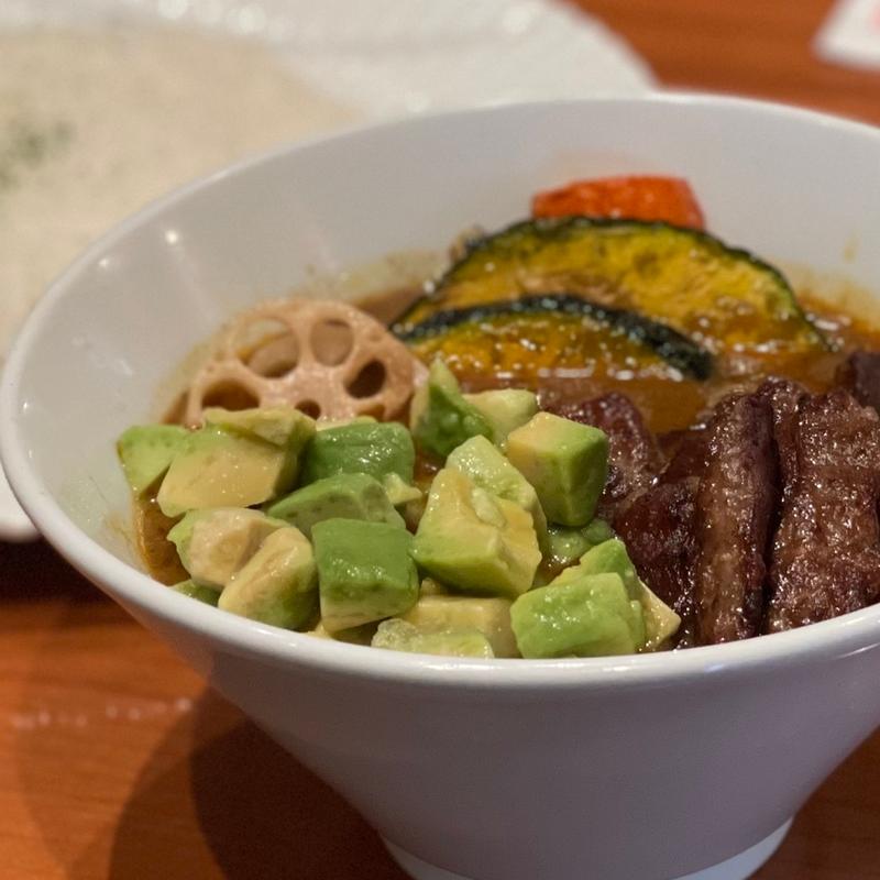 ビフテキとアボガドスープカレー(お江戸スープカレーちゃはや庵)