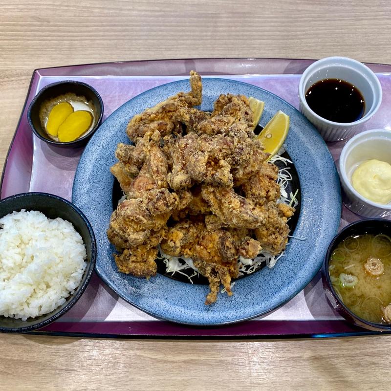 メガ盛り唐揚げ定食(ＪＡ秋田おばこ しゅしゅえっとまるしぇ)