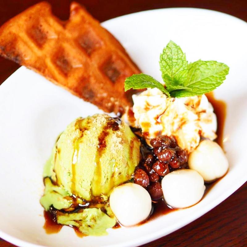 抹茶アイスの白玉ぜんざいワッフル添え(カントリーレストランスワン)