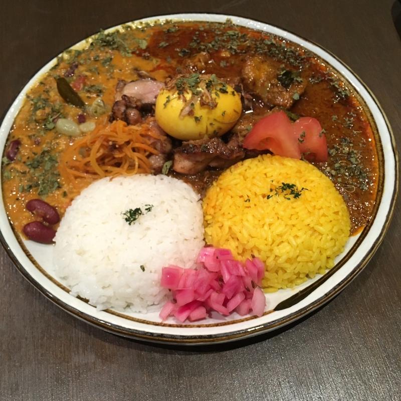 2種あいがけカレーとスパイス卵(カオス スパイスダイナー )